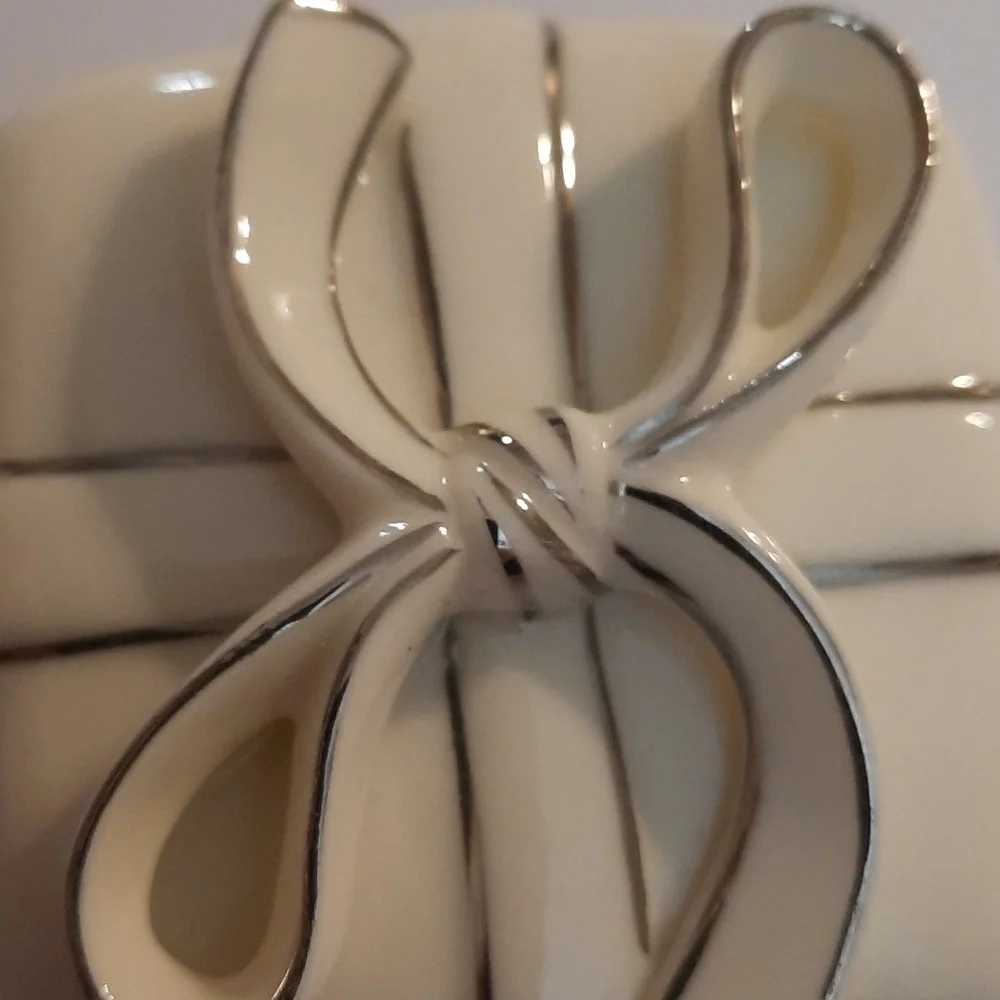 Beautiful glazed porcelain cream with silver trim bow small jewelry organizer